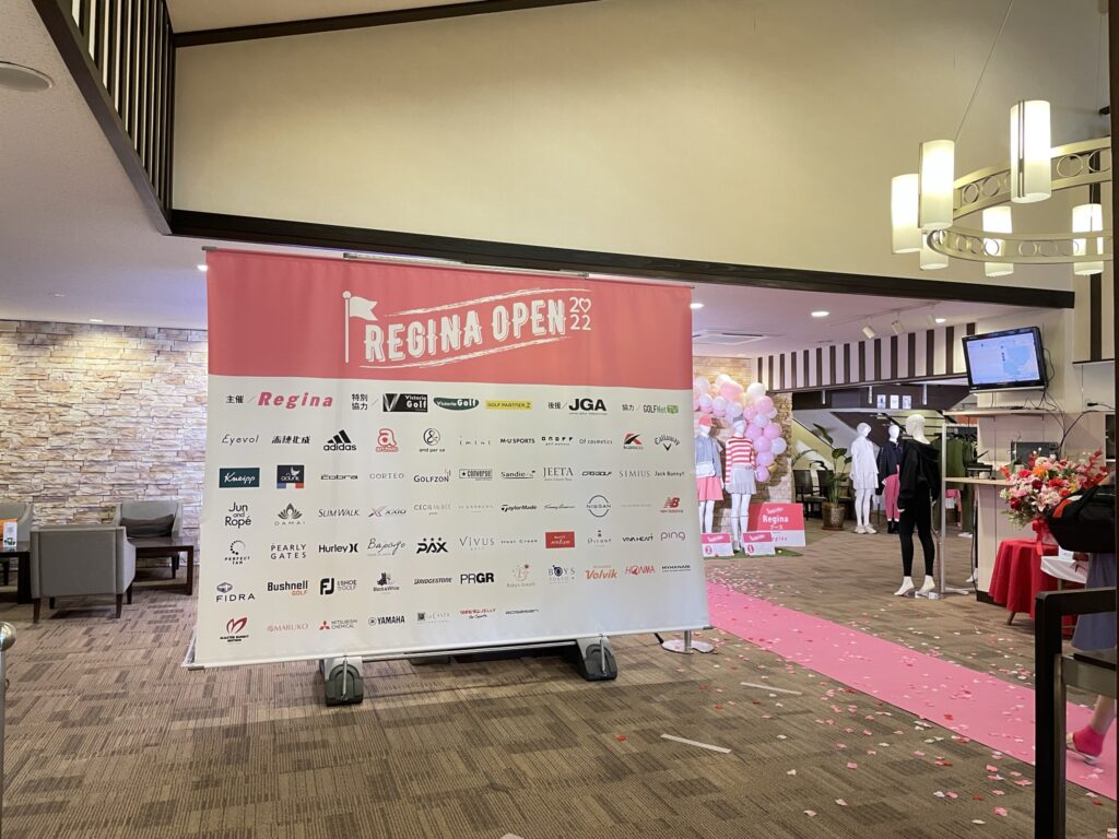 女性ゴルフコンペ受付写真